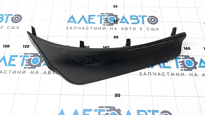 Right front bumper mudguard for Jeep Grand Cherokee WL 21-25 is dented and worn.