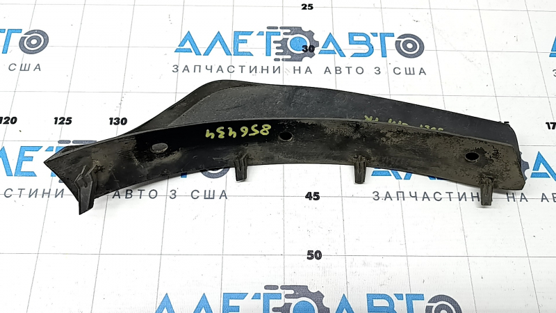 Right front bumper mudguard for Jeep Grand Cherokee WL 21-25 is dented and worn.