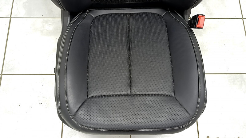 Jeep Grand Cherokee WL 21-25 passenger seat with airbag, electric, heated, ventilated, black perforated leather, Overland, scratches on the rear lining