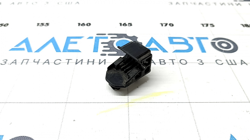 The clip for the rear left headlight of a Lexus RX300 RX330 RX350 RX400h 04-09 is broken.