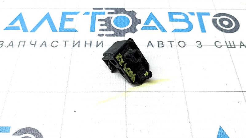 The clip for the rear right headlight of a Lexus RX300 RX330 RX350 RX400h 04-09 is broken.