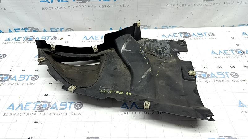 The front right fender liner, lower part, BMW X5 G05 19-23, is dented and torn.
