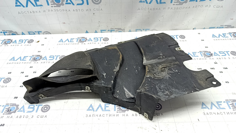The front right fender liner, lower part, BMW X5 G05 19-23, is dented and torn.