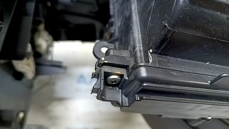 The body of the Lincoln MKZ 13-20 is bare and the mount is broken.
