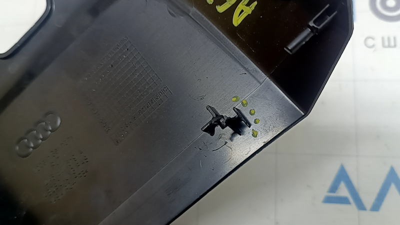 The interior mirror cover for the Audi A6 C8 19-25 is black, worn, the mount is broken, the seal is peeling off
