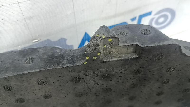 The front bumper absorber of the Audi A6 C8 19-23 is broken.