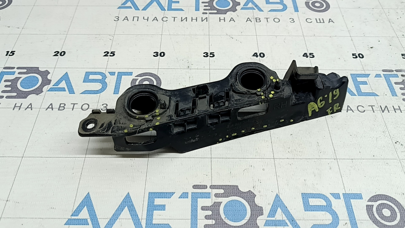 The front bumper mount on the right fender of the Audi A6 C8 19-24 has cracks.