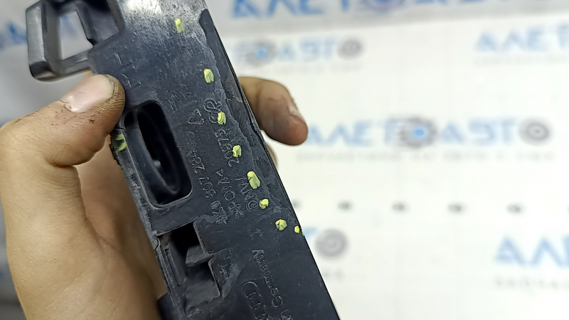 The front bumper mount on the right fender of the Audi A6 C8 19-24 has cracks.