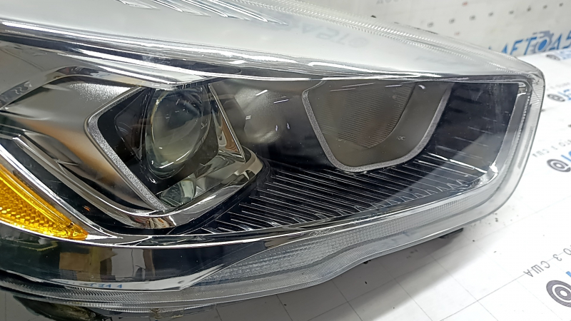 Ford Escape MK3 17-19 right front headlight, halogen + LED, light, scratches, scuffs, broken mount