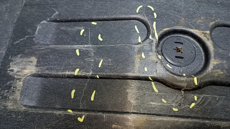 Volvo XC90 16-22 rear right underbody protection, cracks and breaks
