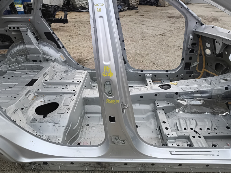 The central right body pillar of the Mercedes GLC 16-22 on the body, butt