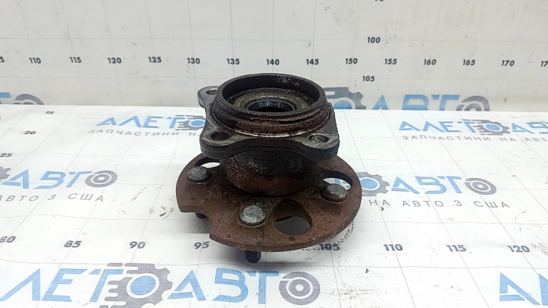 The rear left hub of a Lexus RX300 RX330 RX350 RX400h 04-09 AWD is rusty.