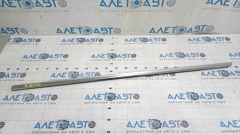 Door-glass molding, central front left, Audi Q3 83A 19-25 chrome, scratched