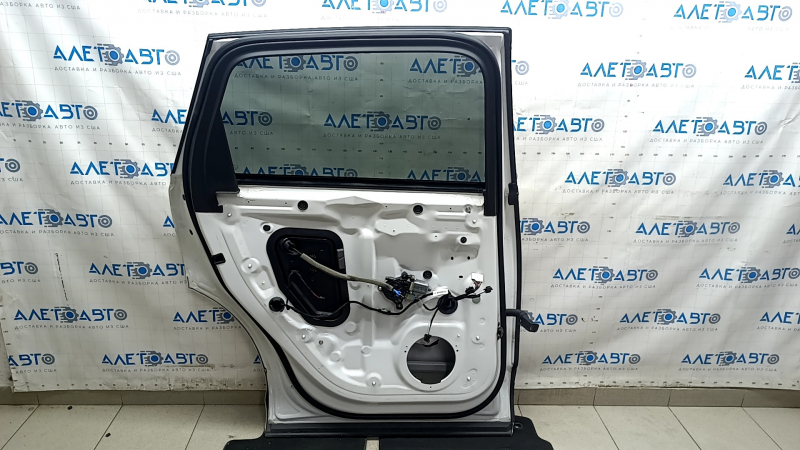 Complete rear left door for an Audi Q7 16-25 aluminum, keyless, door closer, tinted, under the curtain, Quattro trim, white LC9A, dented