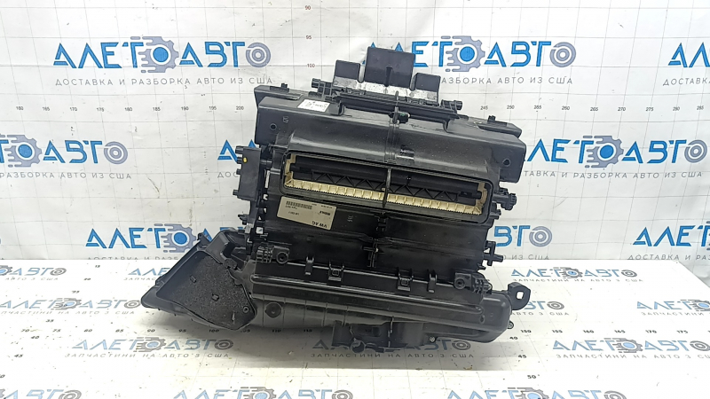 The heater housing for the Audi A6 C8 19-25 air conditioner (4-zone AC) is broken.