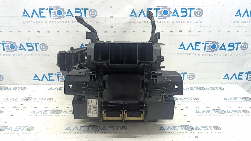 The heater housing for the Audi A6 C8 19-25 air conditioner (4-zone AC) is broken.