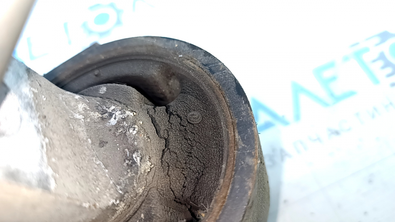 The rear right longitudinal control arm of a Lexus RX350 RX450H 10-15 has a torn silent block and is rusty.