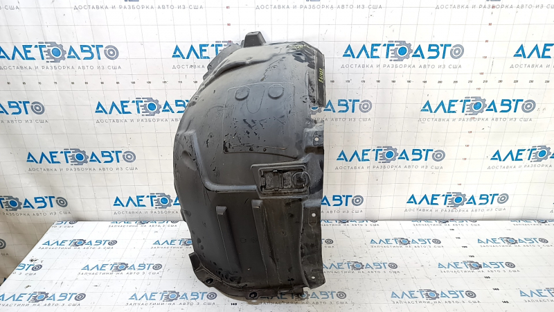 The front left fender liner of the Mercedes W213 E 17-23 has a torn mudguard.