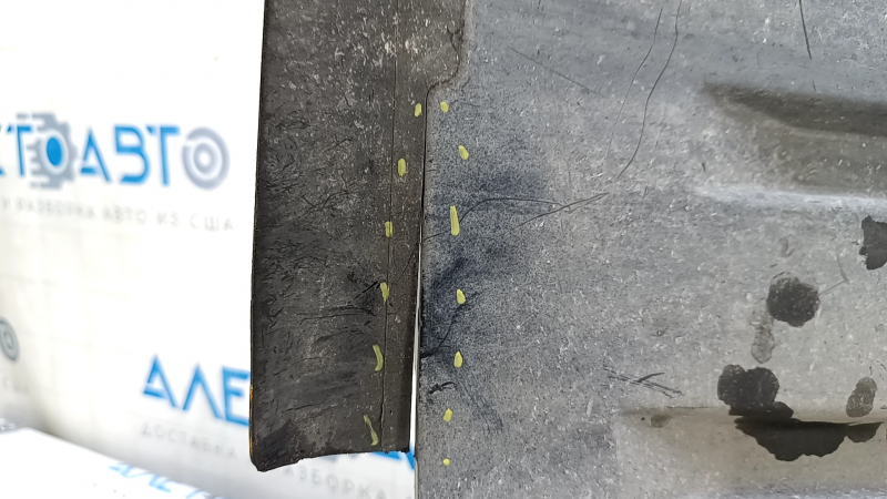 The front left fender liner of the Mercedes W213 E 17-23 has a torn mudguard.