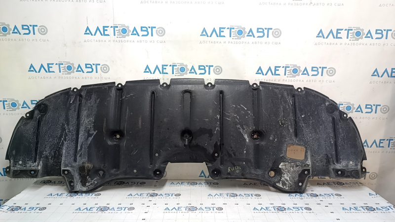 The front bumper guard of the Toyota Highlander 20-22 is worn and torn.