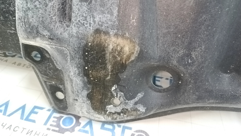 The front bumper guard of the Toyota Highlander 20-22 is worn and torn.