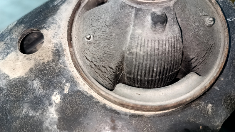 The lower front left control arm of a Toyota Sienna 21-24 has a cracked silent block.