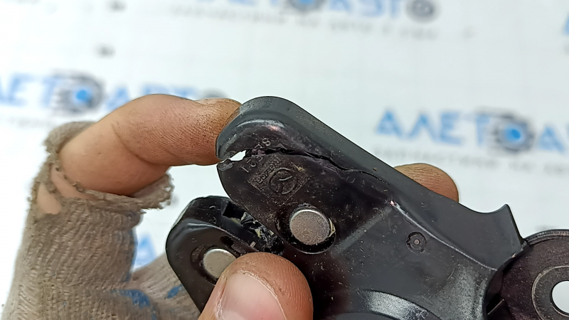 Mazda 6 trunk lid lock 18-21 crack in the trim