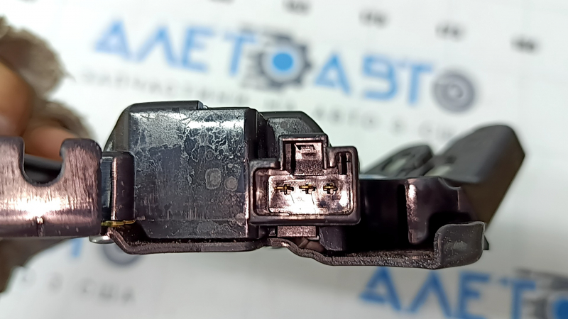 Mazda 6 trunk lid lock 18-21 crack in the trim