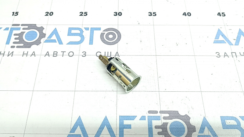 Cigarette lighter in the passenger's knees of the BMW 5 F10 11-16