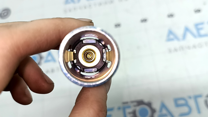 Cigarette lighter in the passenger's knees of the BMW 5 F10 11-16