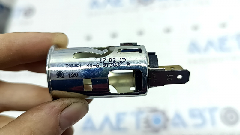 Cigarette lighter in the passenger's knees of the BMW 5 F10 11-16