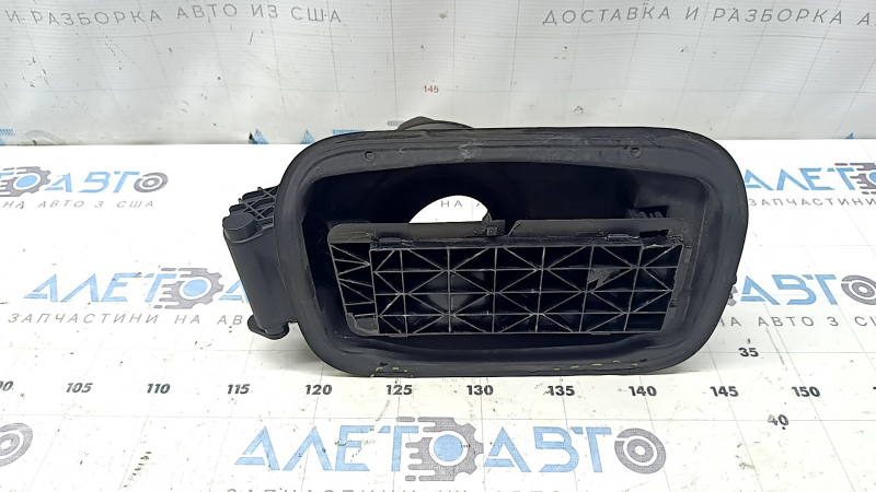 The fuel filler flap housing of a BMW 5 F10 11-16 has a broken latch and a torn seal.