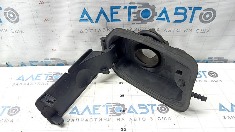 The fuel filler flap housing of a BMW 5 F10 11-16 has a broken latch and a torn seal.