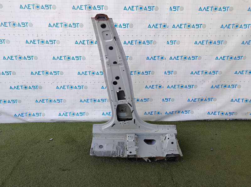 The central left body pillar of the BMW X7 G07 19-24 was sawed off.