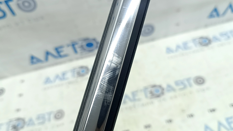 Molding door-glass center rear right VW Atlas 18-25 chrome, scratches