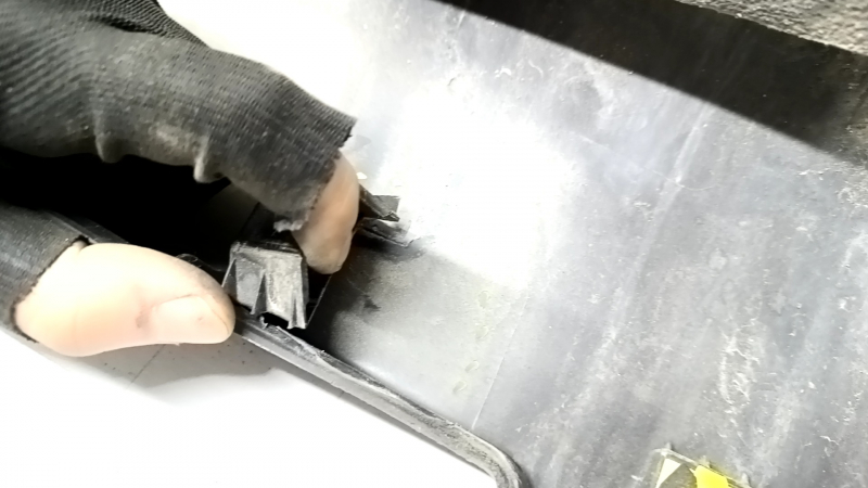 Left threshold of Kia Niro 17-22 HEV, PHEV structure, broken fasteners, scratches