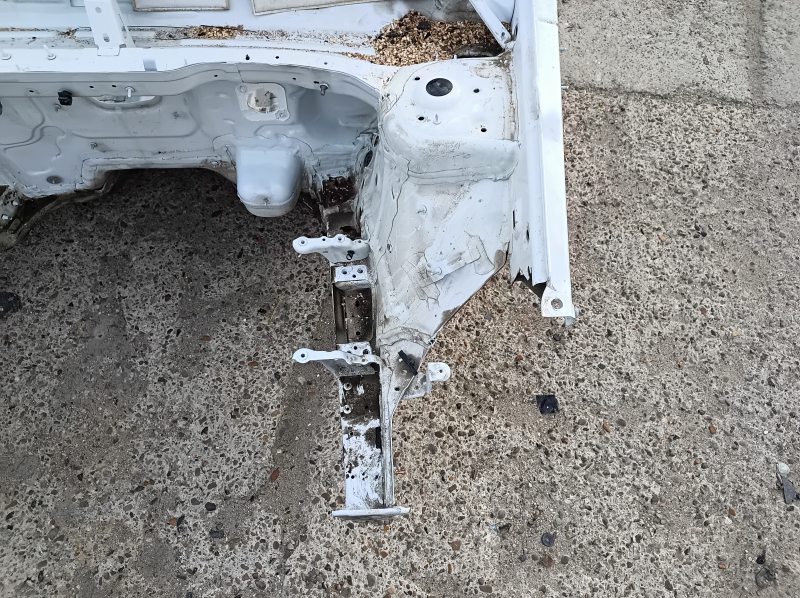 Front left quarter panel of a VW Atlas 18-25, white, dented pillar