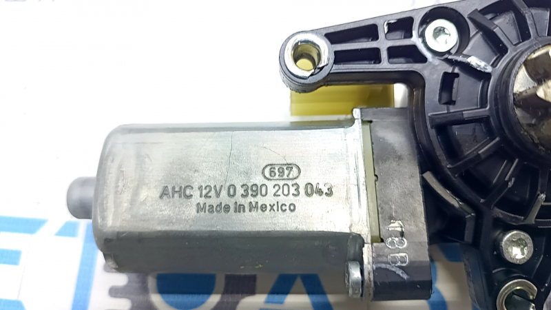 Lincoln MKC 15-19 passenger seat lift motor without frame