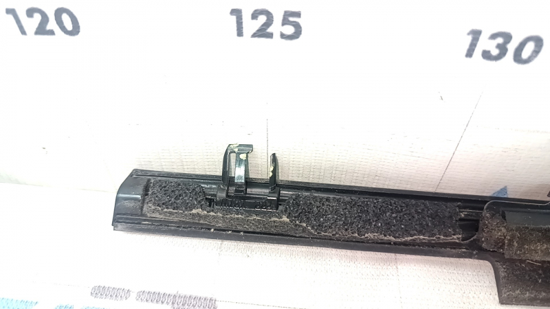 Mazda CX-5 17-25 chrome door-glass molding, broken mount, scratches
