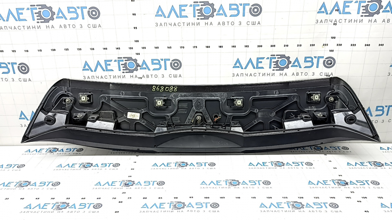 The trunk spoiler of the BMW X3 G01 18-21 assembly has burned out the lower part.