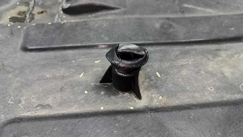 The rear left underbody protection of the BMW X3 G01 18-21 is torn and dented.