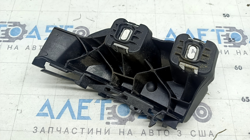 The small left rear bumper mount for a Mercedes GLC 16-22 has a broken latch.