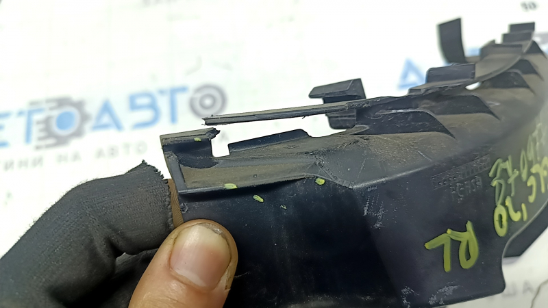 The small left rear bumper mount for a Mercedes GLC 16-22 has a broken latch.