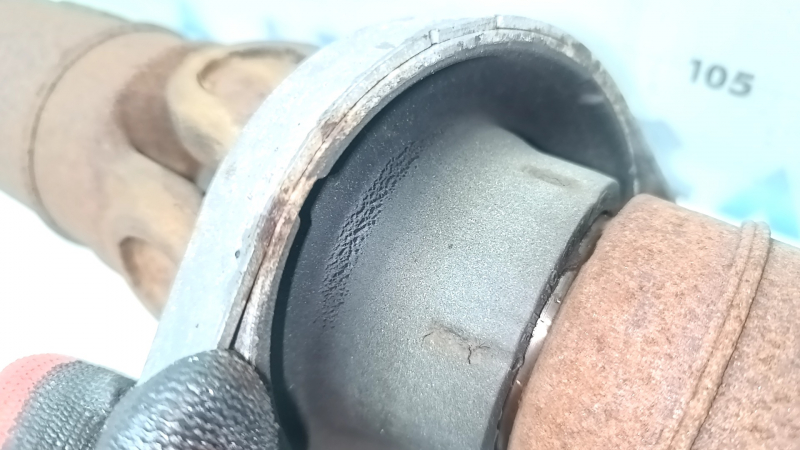 Lincoln MKC 15-19 propeller shaft is rusty, microcracks on the outboard
