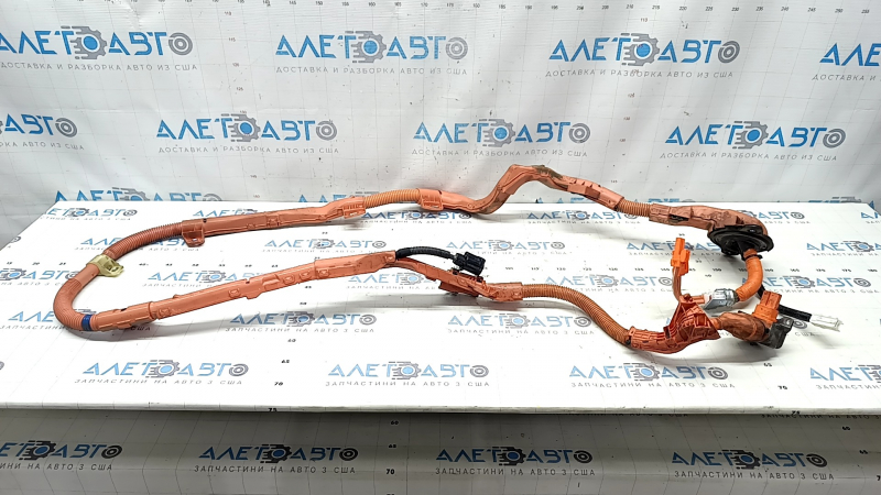 The high-voltage cable running through the entire body of a Toyota Camry v70 18-24 hybrid has been cut.