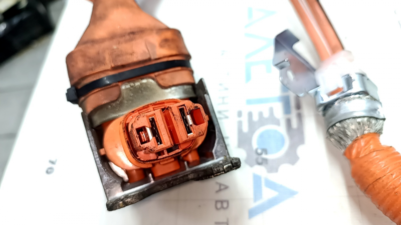 The high-voltage cable running through the entire body of a Toyota Camry v70 18-24 hybrid has been cut.
