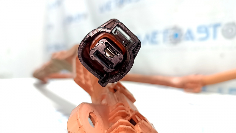The high-voltage cable running through the entire body of a Toyota Camry v70 18-24 hybrid has been cut.