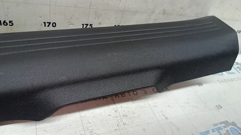Volvo XC40 19-25 black, worn inner front right door sill trim