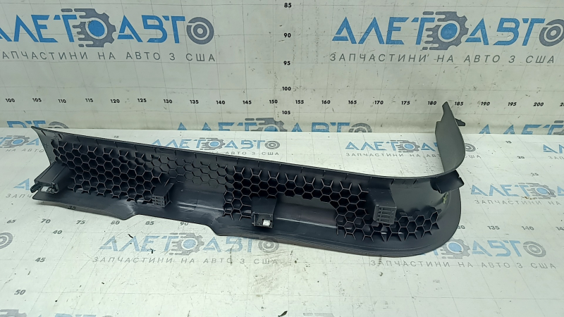 Volvo XC40 19-25 black, worn inner front right door sill trim