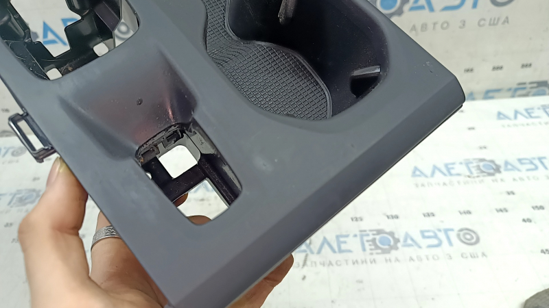 Volvo XC40 19-25 center console trim, cup holders, 2 pieces, black, scratches, needs cleaning